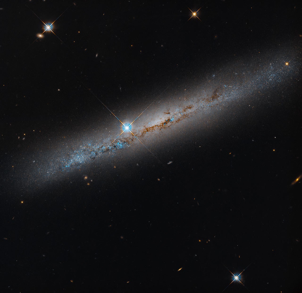 Observación de Hubble de la galaxia espiral NGC 1827 vista de canto.